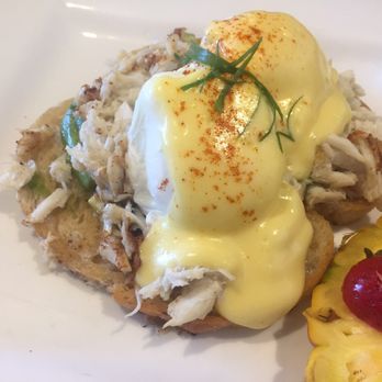 Moena Café - Crab Benedict + avocado - Cafes Near Me - Honolulu, Hawaii