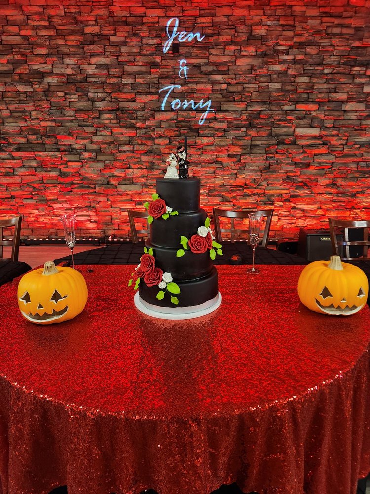 Chantilly Cakes Logo