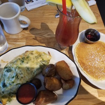 Eggy's Diner Chicago - Egg White Omelette and Bloody Mary - Breakfast & Brunch Near Me - Chicago, Illinois
