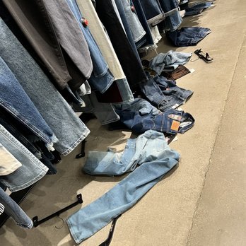Bloomingdale's Outlet - Outlet Stores Near Me - Livermore, California