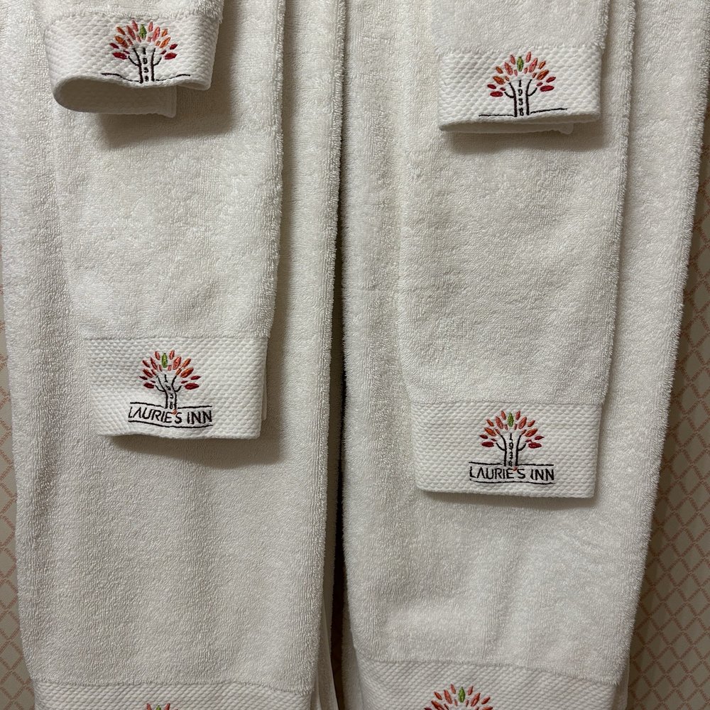 Lauries Inn - Nice towel ensemble. - Hotels Near Me - Chéticamp, Nova Scotia