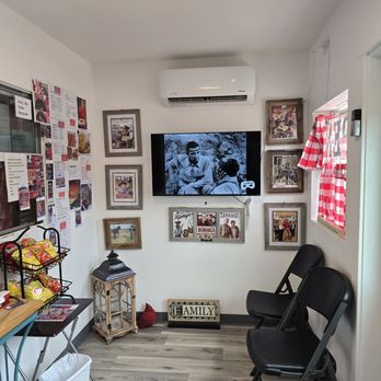 Pop's Lickin and Smackin BBQ Logo