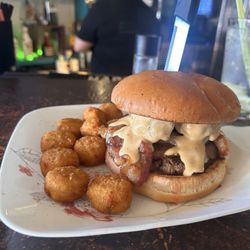 4 Corners - Burger and jalapeño popper tots