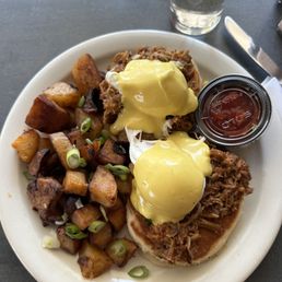 Eggs Benedict with pulled pork