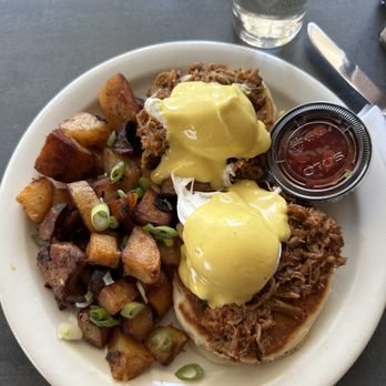 Jackson's Eatery | Bar - Eggs Benedict with pulled pork - Bars Near Me - Long Island City, New York