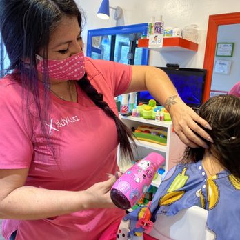 Kiddy Kutz - Hair stylist Jen with my 5 y/o daughter. - Kids Hair Salons Near Me - Astoria, New York Kiddy Kutz - Hair stylist Jen with my 5 y/o daughter. - Kids Hair Salons Near Me - Astoria, New York