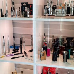 La Pause Cig-Arrête - Chez la pause cig-arrête, on a aussi le musé de la vape, avec les e-cigarettes de mes débuts, en 2012 jusqu'à ce jour.