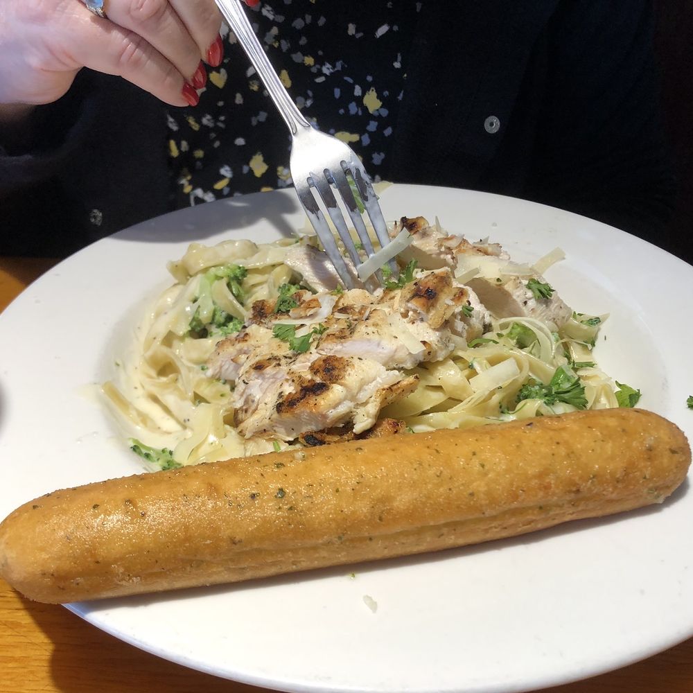 Applebee's Grill + Bar - Classic Broccoli Chicken Alfredo with breadstick - American Near Me - Davenport, Florida Applebee's Grill + Bar - Classic Broccoli Chicken Alfredo with breadstick - American Near Me - Davenport, Florida