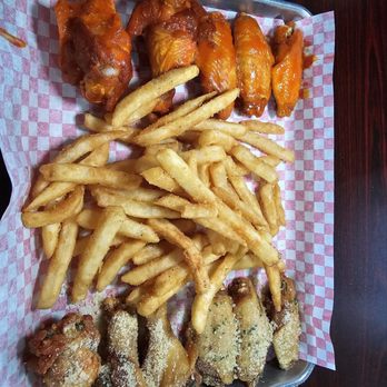 Wing Snob - Buffalo and garlic parm with seasoned fries - Chicken Wings Near Me - Mt Prospect, Illinois