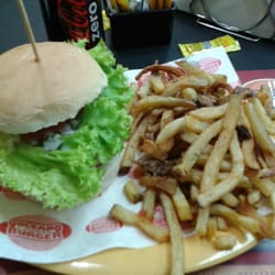 Volcano Cheese Burguer - Burguer Bacon (siempre rellena de queso chedar) con papas caseras en Volcano Cheese Burguer.