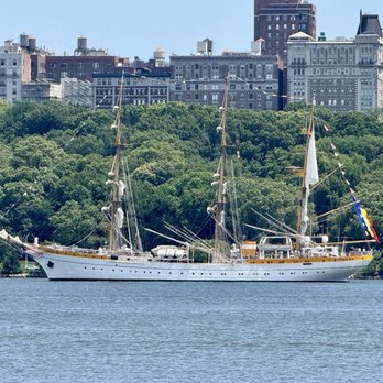 Hudson River Waterfront Walkway - Romania - Walking Tours Near Me - Edgewater, New Jersey