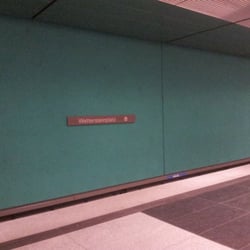 U-Bahnhof Wettersteinplatz - Eine Seite grün...