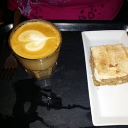 Rådhuset Café och Bar - Latte och morotskaka.