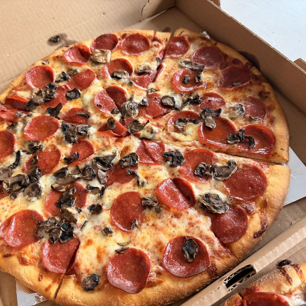 Luigi's Italian Restaurant - Medium Pizza - Pepperoni and Mushroom - Italian Near Me - Eustis, Florida