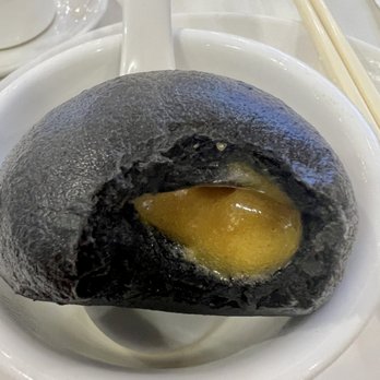 Chef Tony - 金箔金沙包 Sweet salty egg yolk lava bun - Dim Sum Near Me - Richmond, British Columbia Chef Tony - 金箔金沙包 Sweet salty egg yolk lava bun - Dim Sum Near Me - Richmond, British Columbia