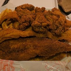 Doggone Good - "Around the world" 3 pieces of fish. Not bad, you can taste the oil is getting old. Wings are good. Simple breading with old bay seasoning.