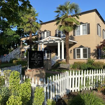 Jacksonville's Magnolia Hotel - Such a cute place! It even has palm trees! - Bed & Breakfast Near Me - Jacksonville, Oregon