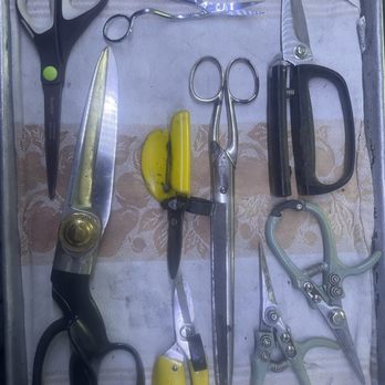 Chef Robert Sharpens Knives - Shears - Knife Sharpening Near Me Chef Robert Sharpens Knives - Shears - Knife Sharpening Near Me