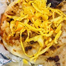 Pupuseria Mana - Pupusa Revuelta