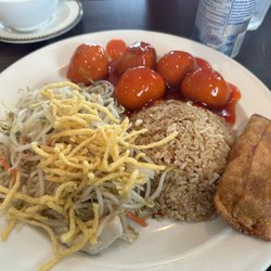 Heng Fung Restaurant - My meal: chow mein, sweet&sour chicken, rice , and egg roll