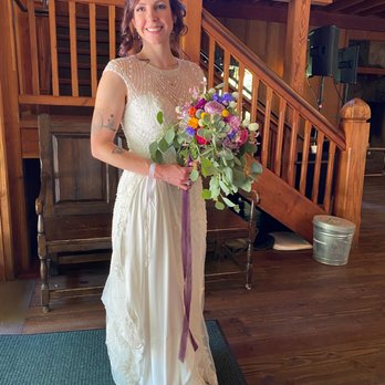 The Cracked Pot - Bride bouquet - Florists Near Me