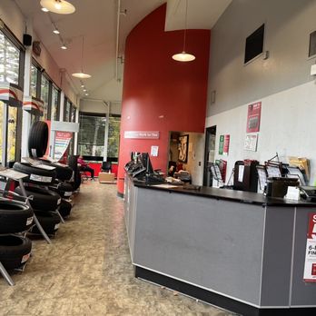Wheel Works - Check in and sitting area. - Tires Near Me - Walnut Creek, California Wheel Works - Check in and sitting area. - Tires Near Me - Walnut Creek, California