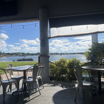 Waterfront Social - Outdoor Eating - Bars Near Me - Crystal River, Florida