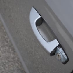 Hertz - Parts of door handle missing.