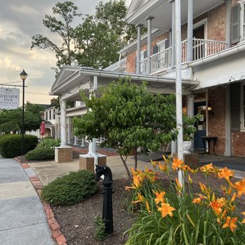 Wayside Inn  - Beautiful out front. - Hotels Near Me - Middletown, Virginia