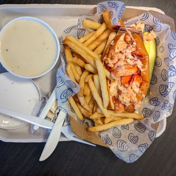 Bob's Clam Hut - Clam Chowder, lobster roll, and fries - Seafood Near Me - Kittery, Maine Bob's Clam Hut - Clam Chowder, lobster roll, and fries - Seafood Near Me - Kittery, Maine