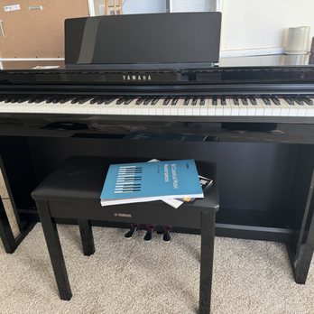 Greene Music - Yamaha CLP 825 - Musical Instruments & Teachers Near Me - San Diego, California