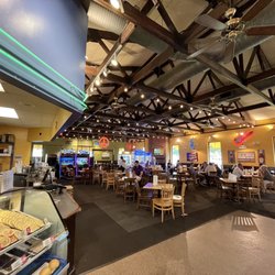 Fuddruckers - Dining room