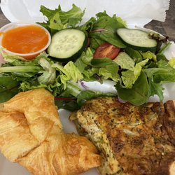 Yummie Creations - Broccoli cheese quiche with spring salad and tomato dressing