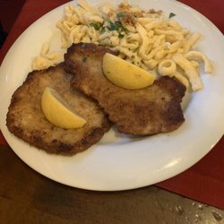 Kielmeyers Besen - Schnitzel paniert vom Schweinerücken mit Kartoffelsalat oder mit Spätzle und Soße