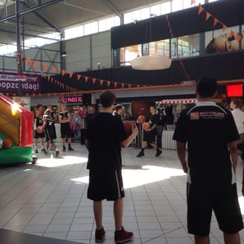 Winkelcentrum Schalkwijk - Zo gaaf. Keihard beukende hiphop en de leukste basketball club in Haarlem die hun balkunsten vertonen. - Shopping Centers Near Me - Haarlem, New Hampshire