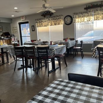 Callies Homestyle Restaurant - Diningroom - New American Near Me - Versailles, Kentucky