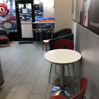 Red Mango - Inside seating area - Ice Cream & Frozen Yogurt Near Me - Wheaton, Illinois