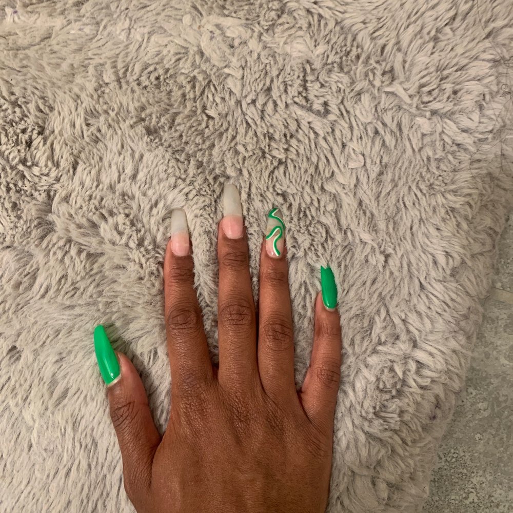 Acrylic nail set with 2 nails unpolished and not finished! Acrylic nail set with 2 nails unpolished and not finished!