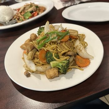 Bangkok Thai - Lo Mien with Tofu - Thai Near Me - Chester, Virginia Bangkok Thai - Lo Mien with Tofu - Thai Near Me - Chester, Virginia