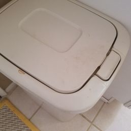 Trash smudges on the garbage can not cleaned prior to my arrival.