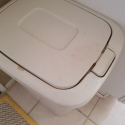 Prescott Cabin Rentals - Trash smudges on the garbage can not cleaned prior to my arrival.