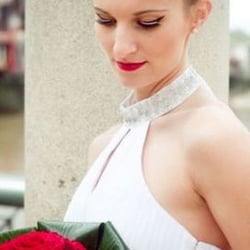 MakeMeUp by Yola - Bridal makeup-Eva. Eva is wearing classic retro makeup. Subtle face contouring, timeless red lipstick and eyeliber is all you