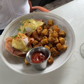 Glass & Vine - Eggs G&V Benedict - New American Near Me - Miami, Florida