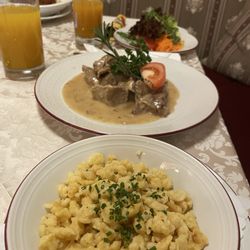 Bruggerstube - Rindergulasch mit Butterspätzle und Salat