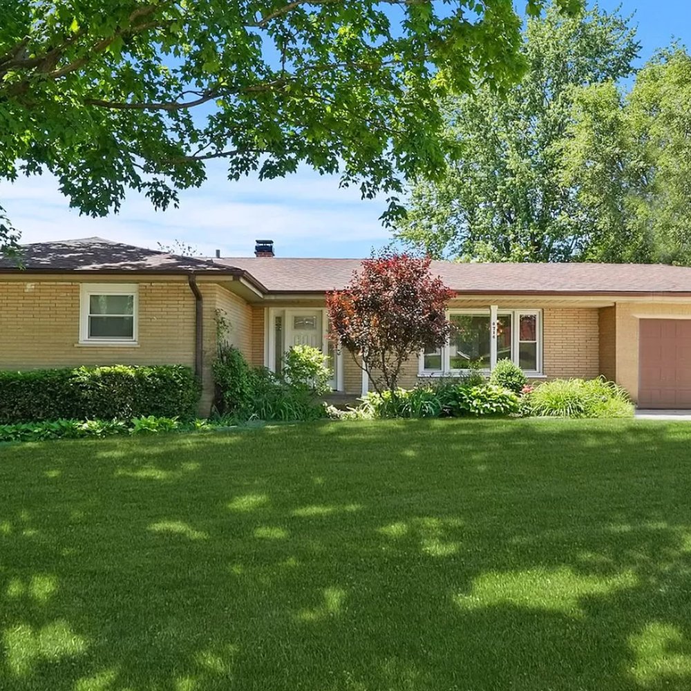 Yolanda Zapiain-RE/MAX 10 - Front of house - Real Estate Agents Near Me - Chicago, Illinois Yolanda Zapiain-RE/MAX 10 - Front of house - Real Estate Agents Near Me - Chicago, Illinois