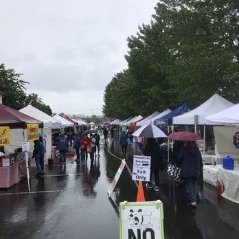 Beaverton Farmers Market - Rainy day and sparse crowds - Farmers Market Near Me - Beaverton, Oregon
