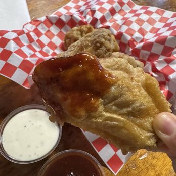 Big Kahuna's Pizza - Chicken Wings with BBQ dipping sauce on the side - Pizza Near Me - Honolulu, Hawaii