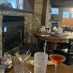 Jack & Georges - Fireplace in the dining area