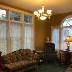 Andor Wenneson Inn - Rain or shine, the light in this "Garden" Room is a dream to read, play or just simply relax.