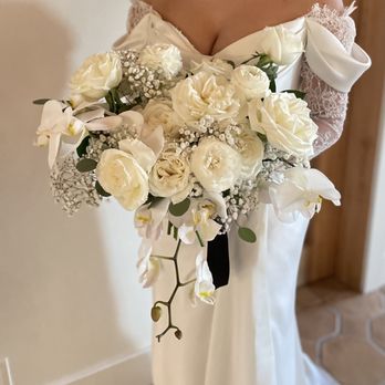 Victoria's Garden - Bridal bouquet wedding flowers - Floral Designers Near Me Victoria's Garden - Bridal bouquet wedding flowers - Floral Designers Near Me